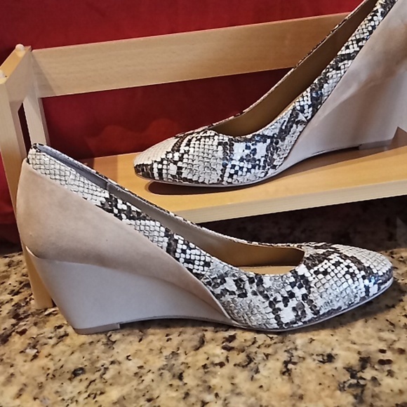 Violet & Red Snakeskin Wedges. NWOT. Never Been Worn. PERSIA Size 7M. - Picture 3 of 16